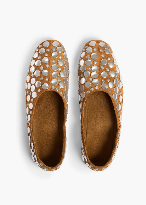 JANE FLAT W STUDS CARAMEL F4059 970 902 C
